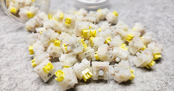 재미있는 키감의 저소음 택타일 키저바 스위치 추천 키크론 저소음 바나나